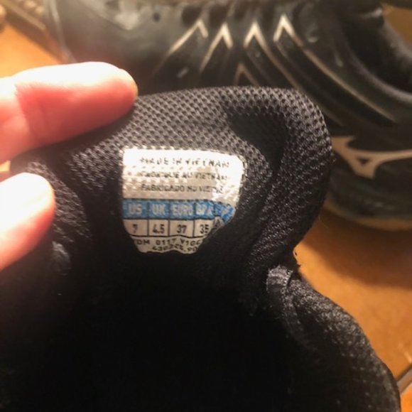 Mizuno Volleyball Shoes Size 7 - Picture 3 of 3